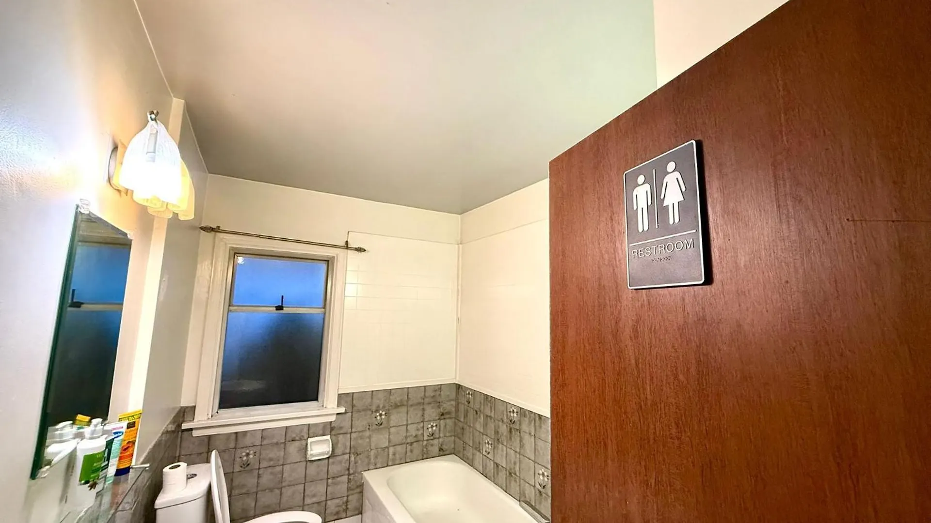 Vancouver Charming Homestay Near Restaurants, Beach And Transit