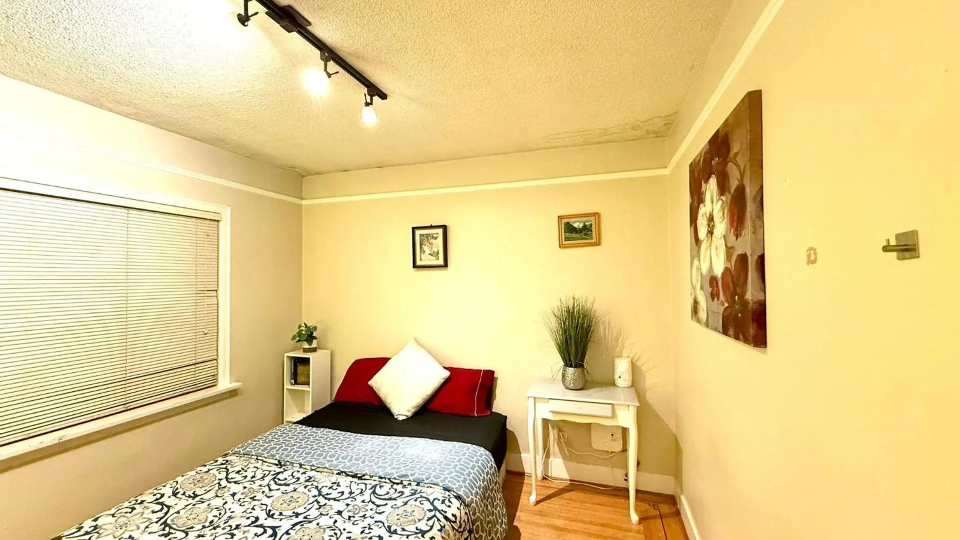 Vancouver Charming Homestay Near Restaurants, Beach And Transit