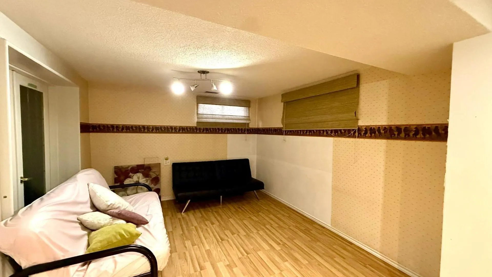 Vancouver Charming Homestay Near Restaurants, Beach And Transit