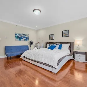 Gasthof Luxurious Getaway In Vancouver-private With Attached Bathroom, Vancouver